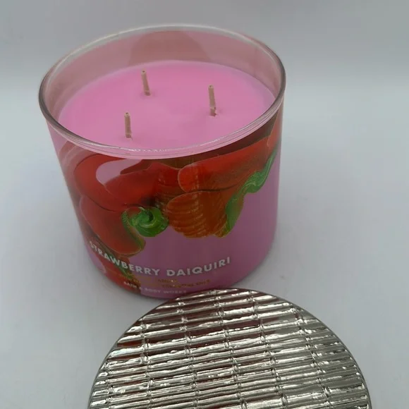 Bath & Body Works 3-wick Strawberry Daiquiri 14.5-ounce pink candle - Picture 3 of 5